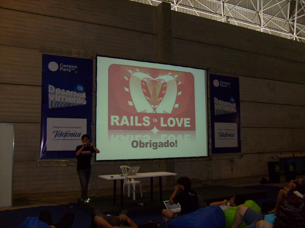 Foto com o Fabio Akita palestrando sobre Rails